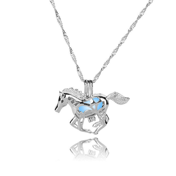 光るギャロッピングホースモチーフペンダントネックレス