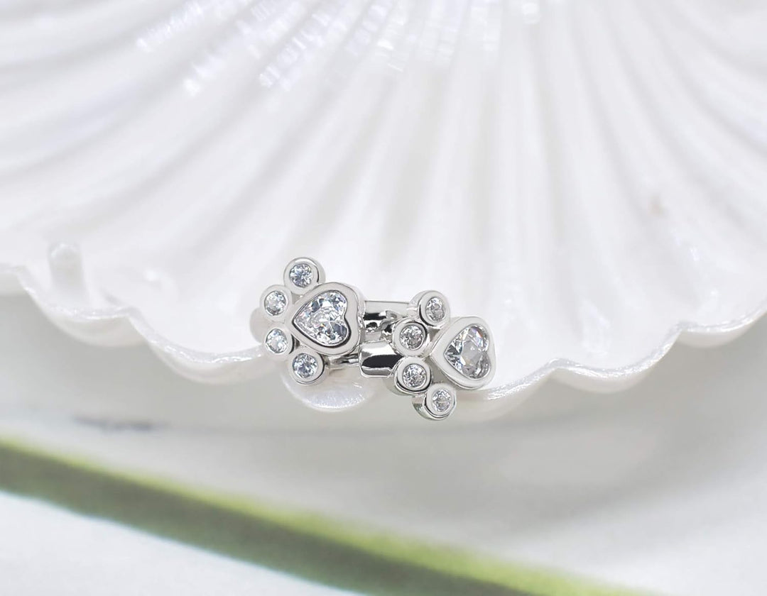 足跡モチーフの小さなフープピアス – 女性用アニマルハギーイヤリング