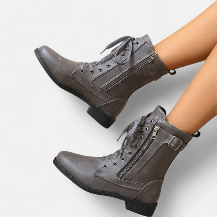 ノラ ヴィンテージ レザー アンクルブーツ – クラシック レースアップ コモットデザイン