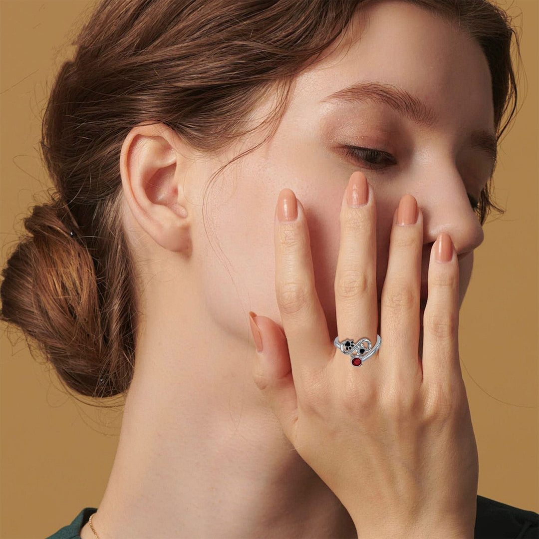 調整可能なリング（黒い足跡デザインと赤い宝石付き）