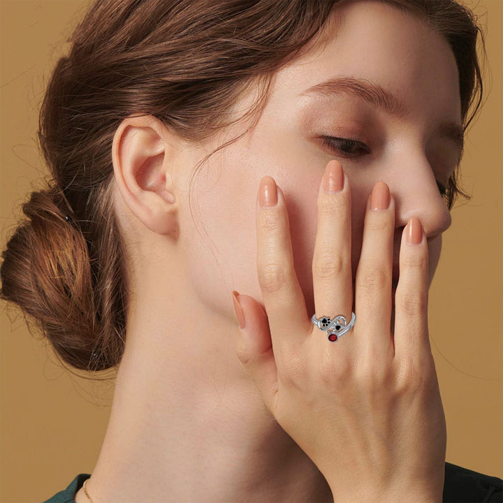 調整可能なリング（黒い足跡デザインと赤い宝石付き）