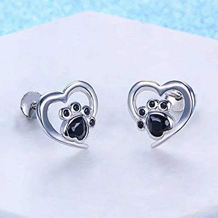 ハートパウス スタッド ピアス – ブラッククリスタル付きシルバー仕上げ