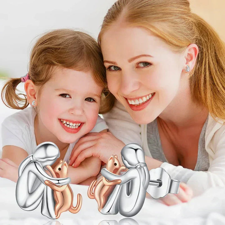 「猫モチーフのスタッド＆フープイヤリング」