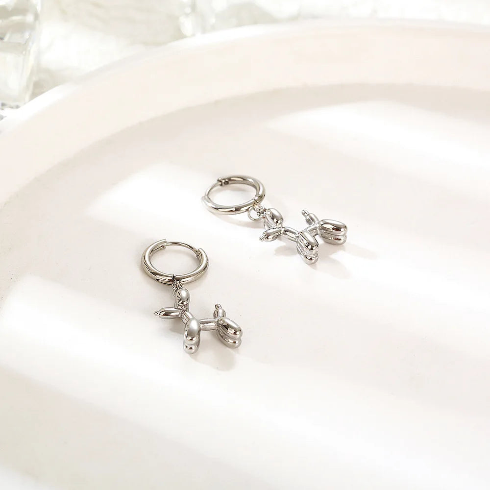 ミニバルーンドッグイヤリング – 楽しい犬チャーム付きゴールドフープ