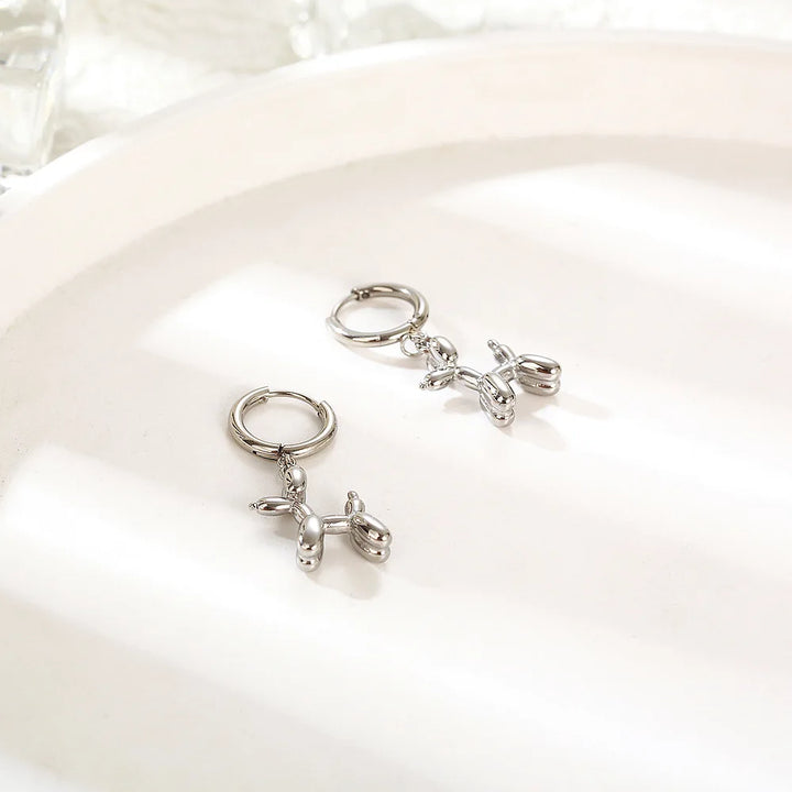 ミニバルーンドッグイヤリング – 楽しい犬チャーム付きゴールドフープ